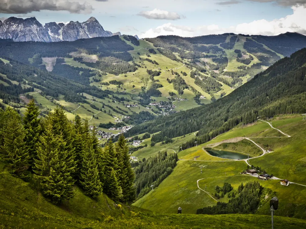 Blick auf die Landschaft von Saalbach Hinterglemm