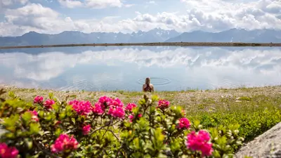 Alpenrosensteig mit Blick auf Speichersee