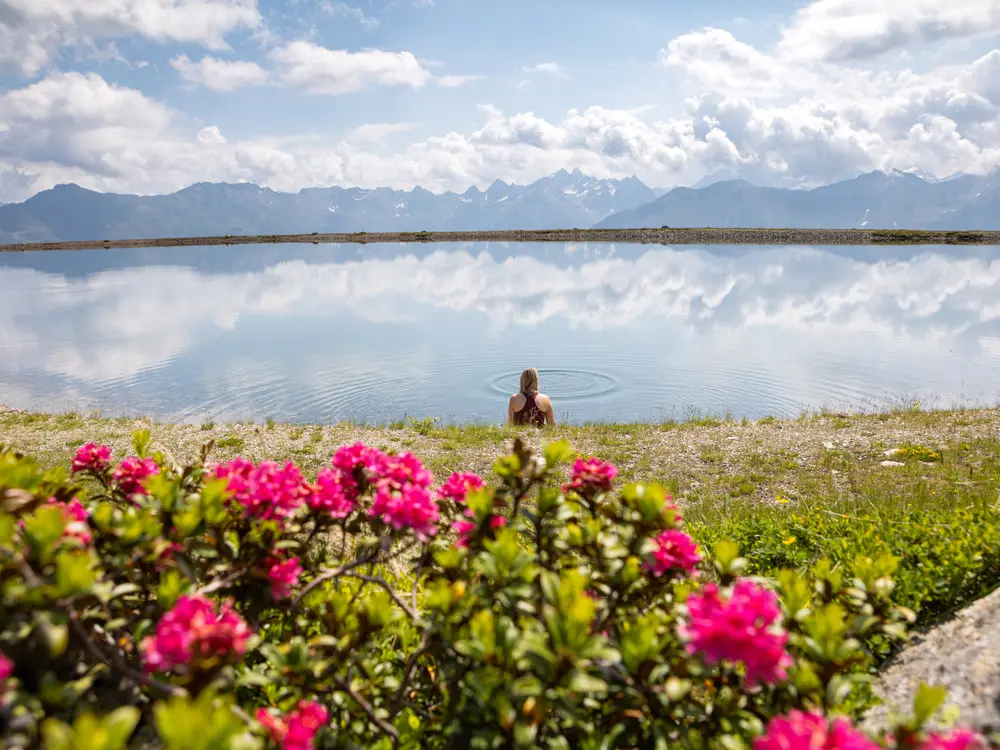 Alpenrosensteig mit Blick auf Speichersee