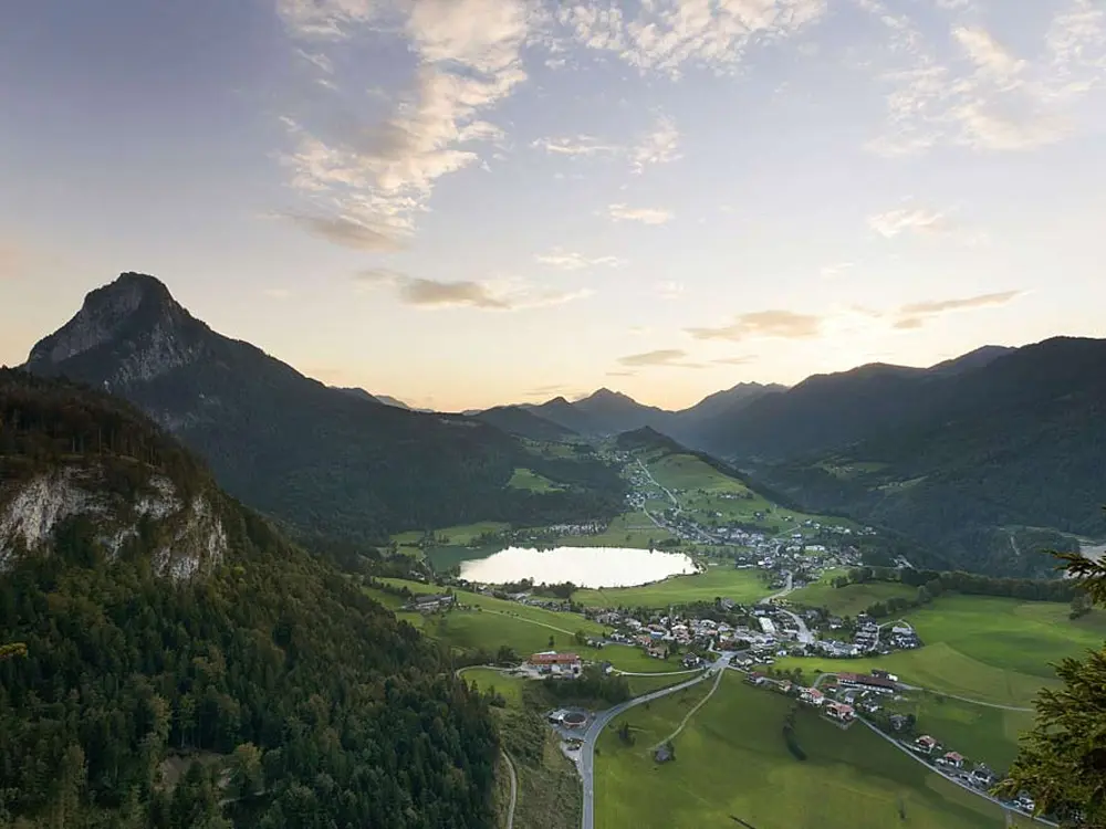 Sonnenuntergang über dem Thiersee, mit Blick auf den Ort und die umliegenden Berge