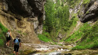 Zwei Wanderer in der Glemmbachklamm