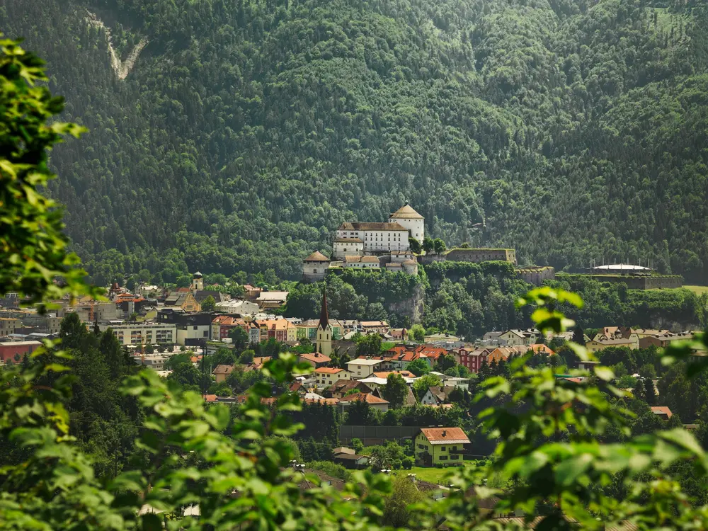 Blick auf die Festung Kufstein im Grünen