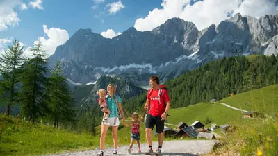 Familie beim Wandern in den Bergen