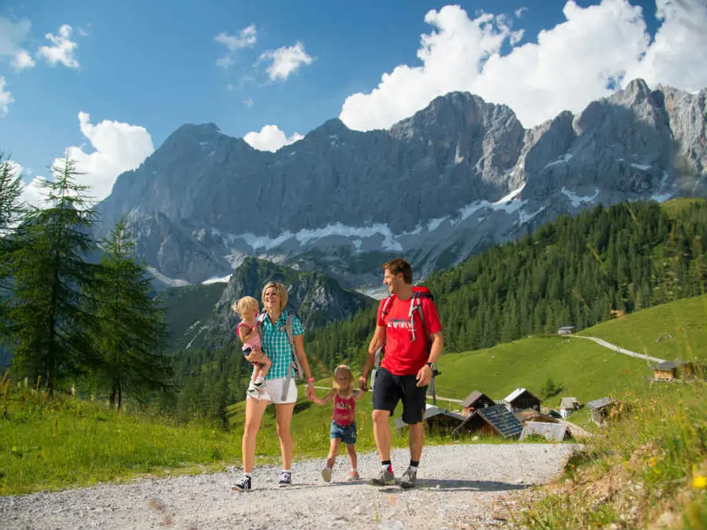 Familie beim Wandern in den Bergen