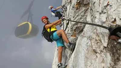 Zwei Kletterer am Klettersteig unterhalb der Seilbahn Dachstein