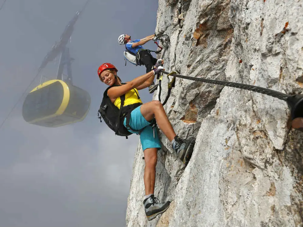 Zwei Kletterer am Klettersteig unterhalb der Seilbahn Dachstein