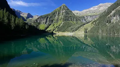 Blick auf das klare Wasser des Schwarzensees