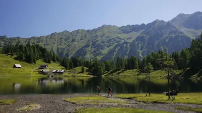 Zwei Wanderer unterwegs am Ufer des Duisitzkarsee