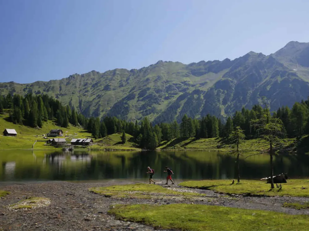 Zwei Wanderer unterwegs am Ufer des Duisitzkarsee