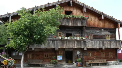 Blick auf die schöne Fassade des Stadtmuseums von Schladming