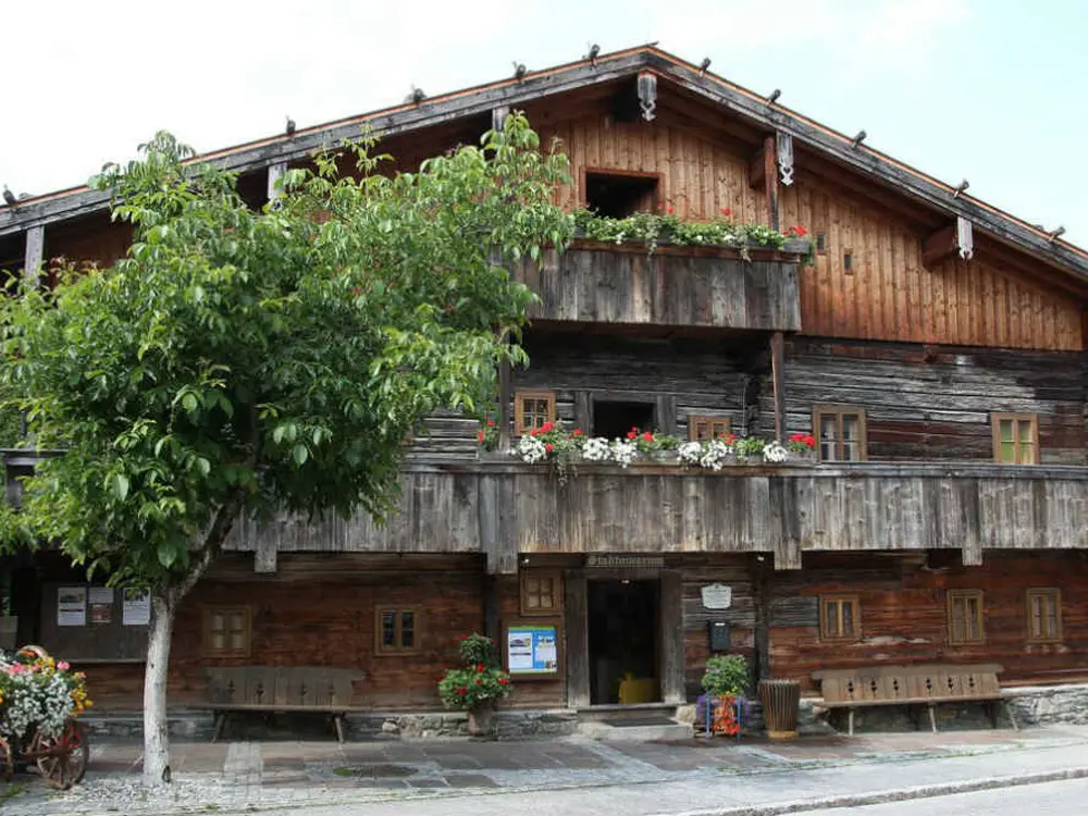 Blick auf die schöne Fassade des Stadtmuseums von Schladming