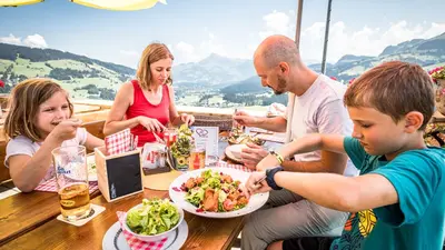 Familie bei der Hütteneinkehr im Brixental