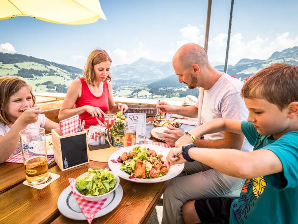 Familie bei der Hütteneinkehr im Brixental