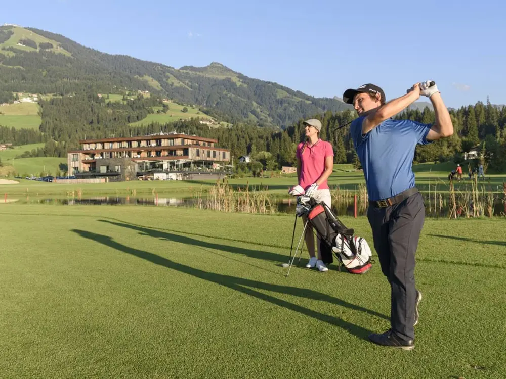 Paar beim Golfen im Brixental