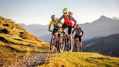 Mountainbiker bei einer Tour im Brixental
