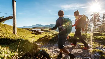 Paar beim Wandern im Brixental