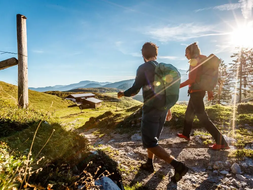 Paar beim Wandern im Brixental