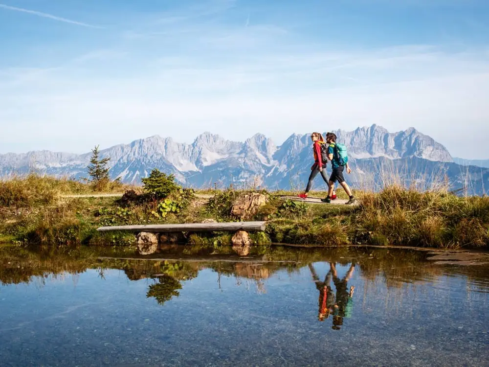 Wanderer an einem See im Brixental