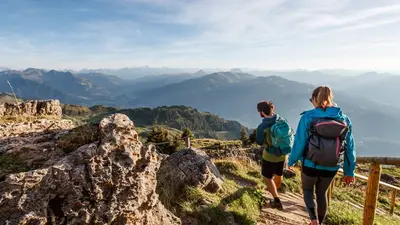 Paar beim Wandern im Brixental