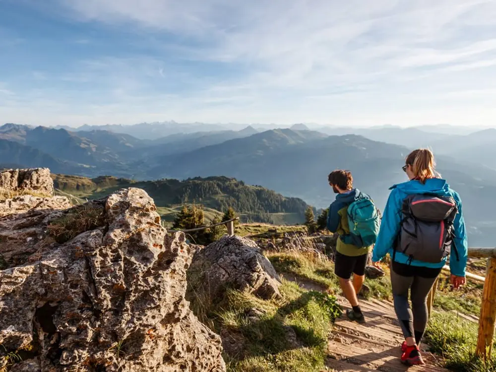 Paar beim Wandern im Brixental