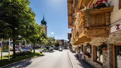 Eine Straße in Westendorf im Brixental