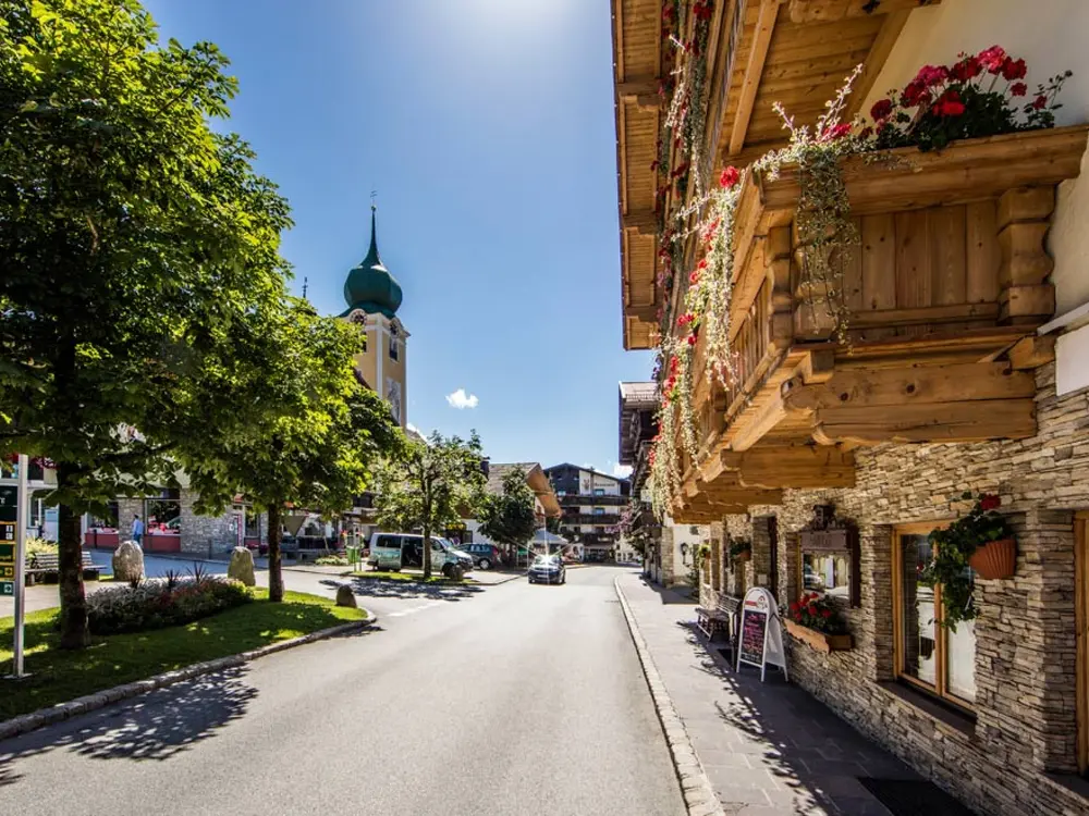 Eine Straße in Westendorf im Brixental