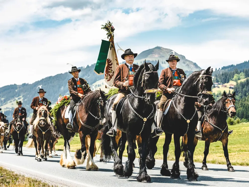 Wunderschön geschmückter Pferezug im Brixental