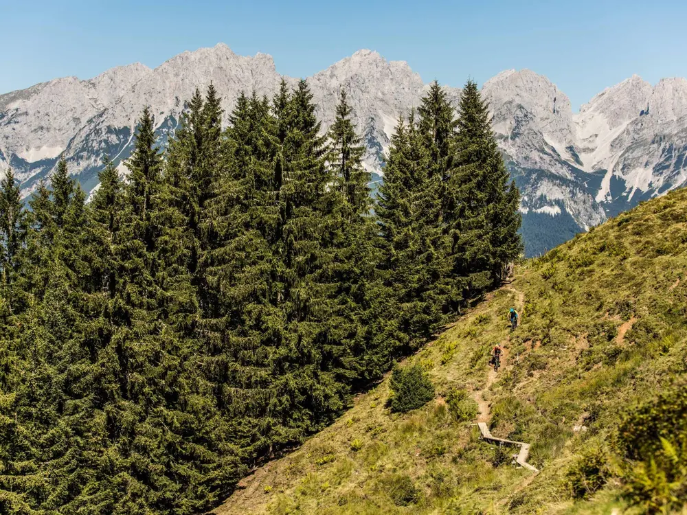 Biken vor der Kulisse des Wilden Kaisers