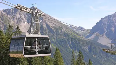 Blick auf eine Gondel der Panoramabahn Brandnertal
