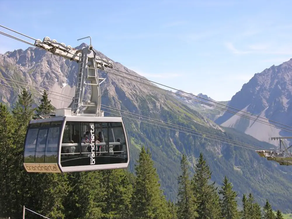 Blick auf eine Gondel der Panoramabahn Brandnertal