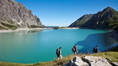 Wanderer am Lünersee im Brandnertal
