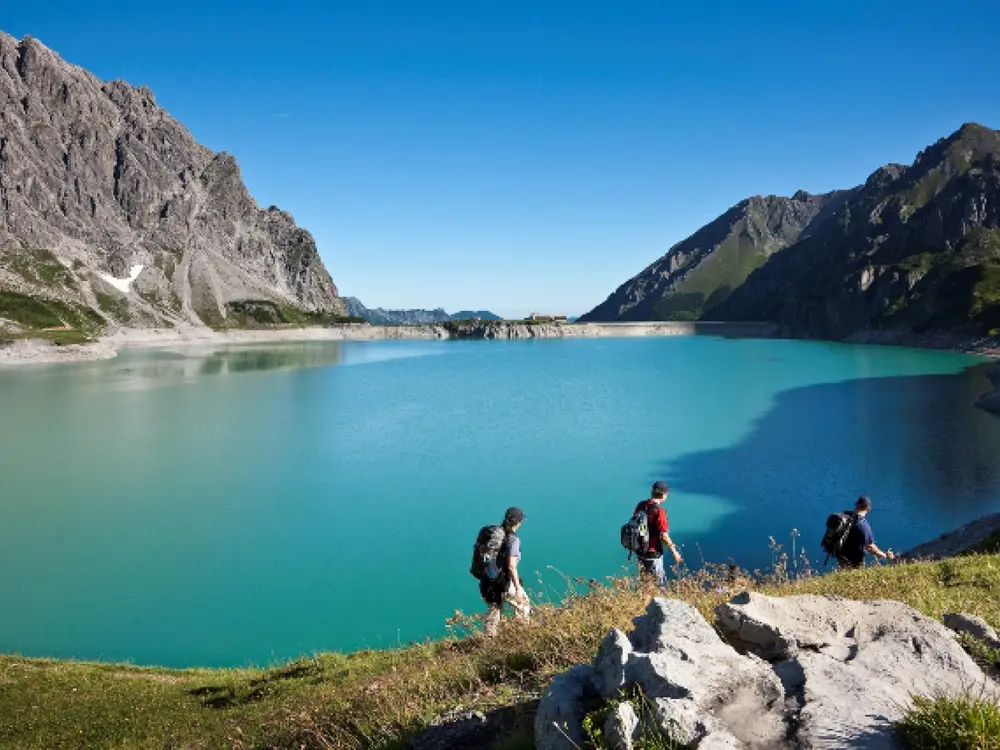 Wanderer am Lünersee im Brandnertal