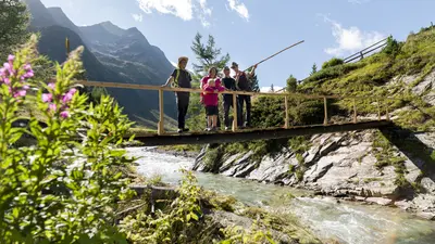 Wanderer auf einer Brücke in Osttirol