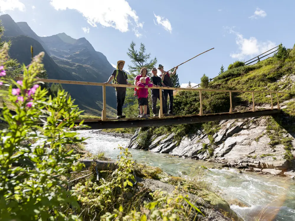 Wanderer auf einer Brücke in Osttirol