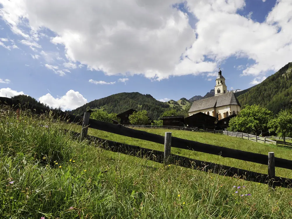 Blick auf die Wallfahrtskirche Maria Schnee in Virgen