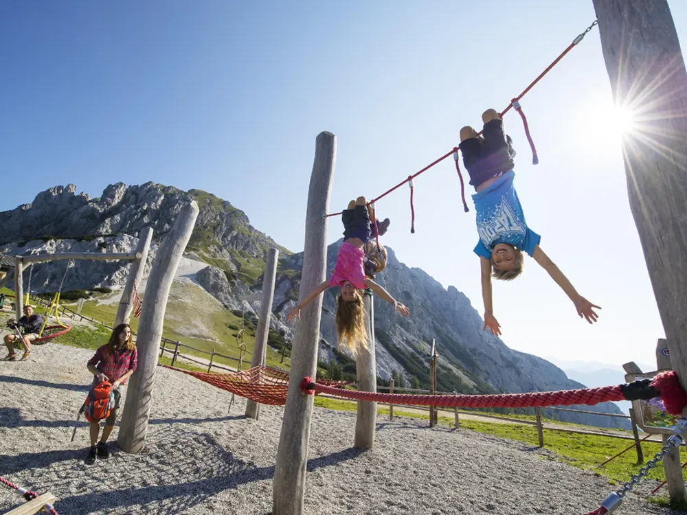 Kinder auf dem Bergspielplatz Almrausch