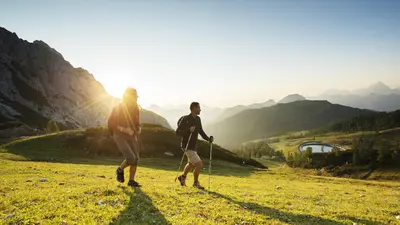 Wanderer auf dem Panoramawanderweg am Nassfeld