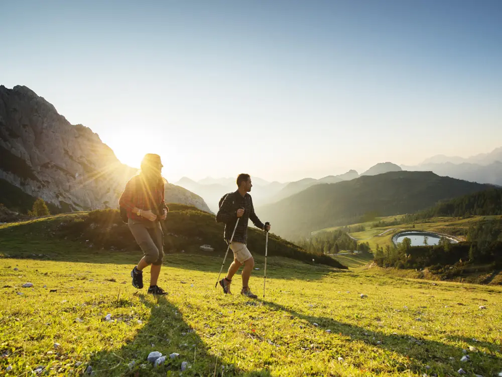 Wanderer auf dem Panoramawanderweg am Nassfeld