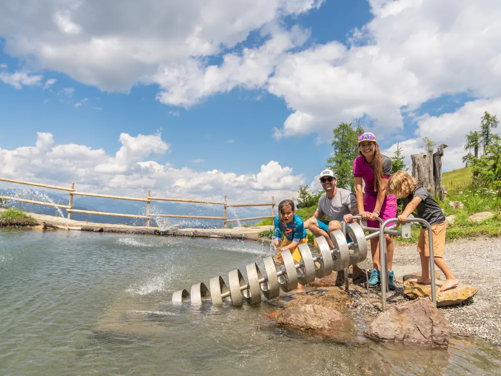 Familie auf dem Aquatrail