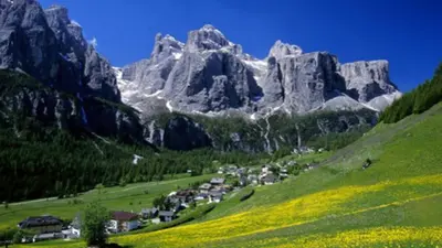 Denkmalgeschützte bewohnte alte Bauernhäuser prägen das Dorfbild von Colfosco