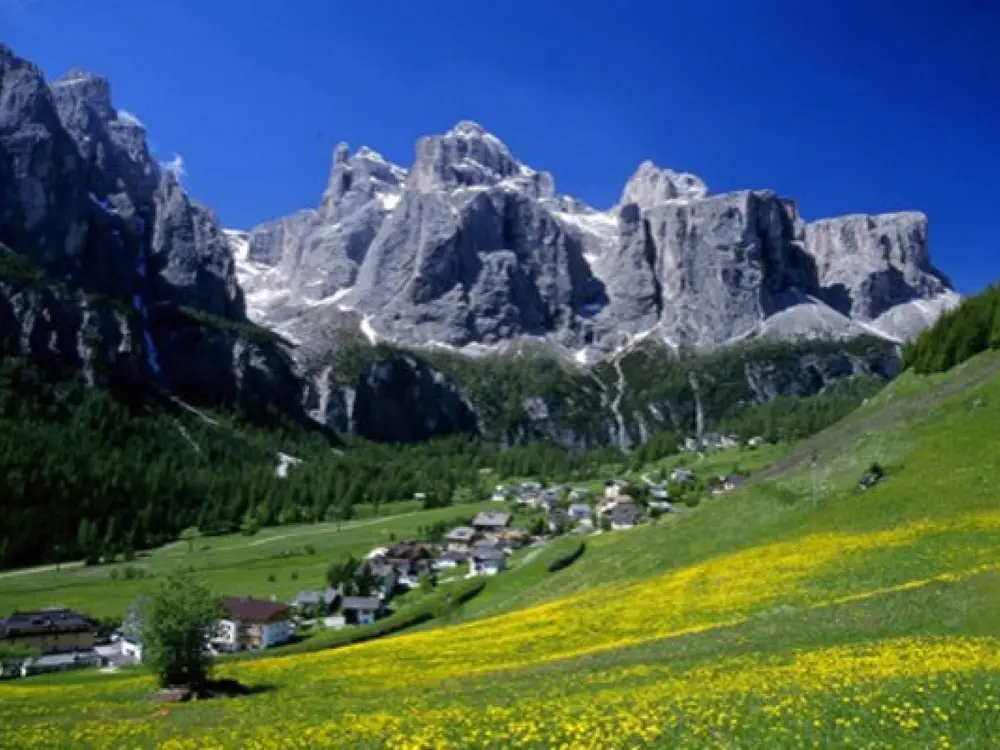 Denkmalgeschützte bewohnte alte Bauernhäuser prägen das Dorfbild von Colfosco