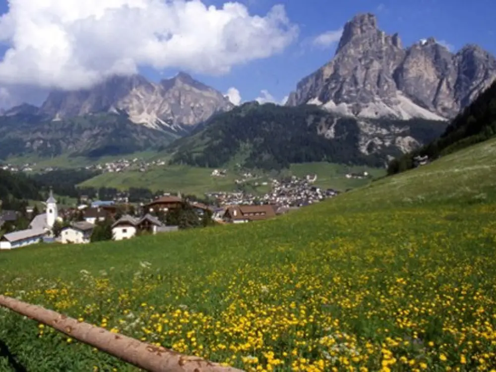 Herrliche Aussichten und eine intakte Natur locken Wanderer aus aller Welt nach Corvara