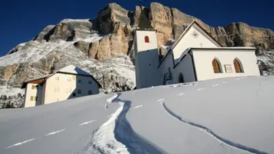 Die Kirche und das Hospiz Heilig Kreuz am Fuße des gleichnamigen Berges