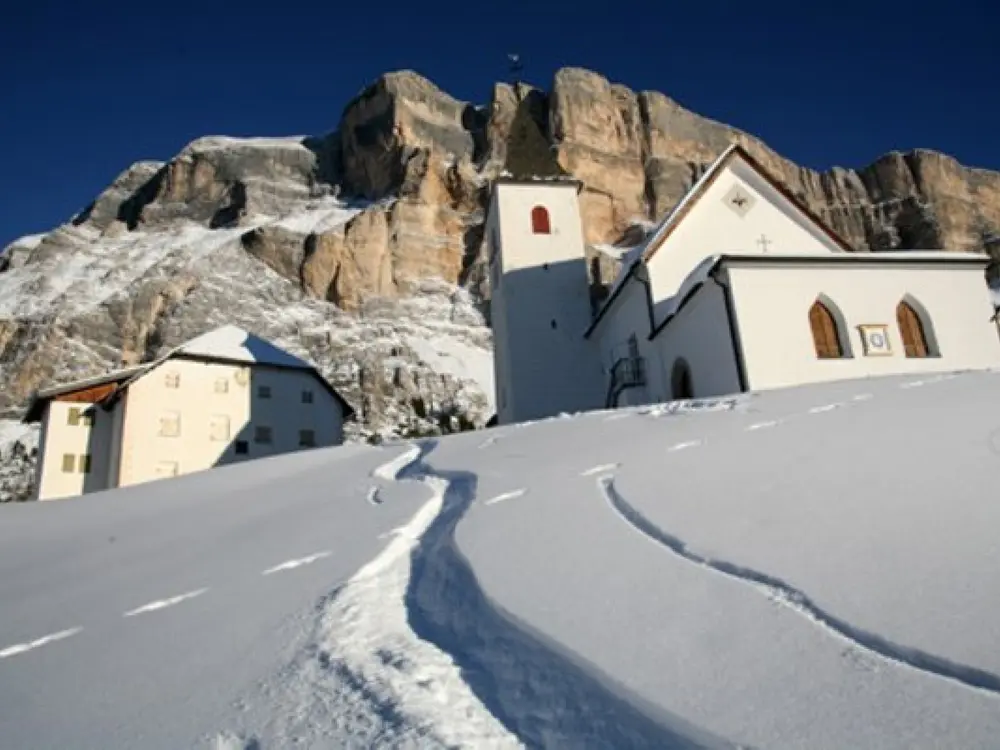 Die Kirche und das Hospiz Heilig Kreuz am Fuße des gleichnamigen Berges