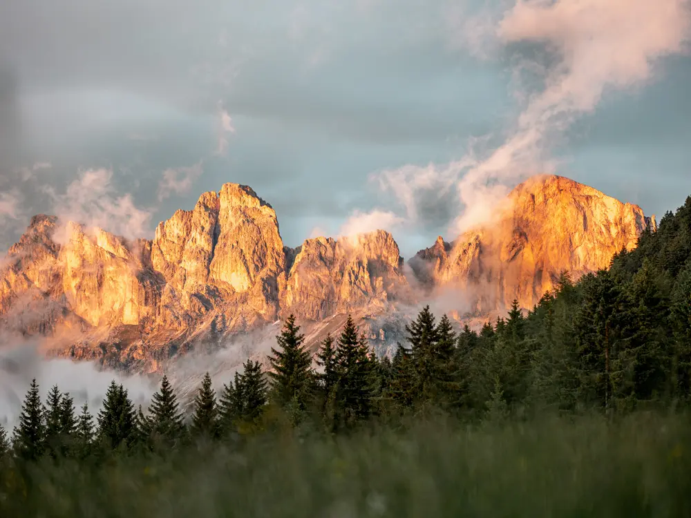 Alpenglühen mit Nebel im Eggental