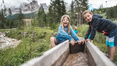 Kinder spielen an Waal im Eggental