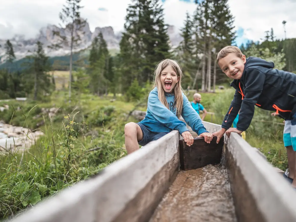 Kinder spielen an Waal im Eggental
