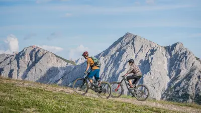 Biken vor wunderschöner Bergkulisse