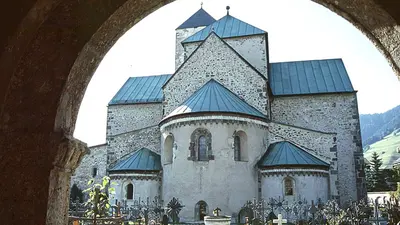 Rückansicht der Stiftskirche Innichen mit dem Friedhof