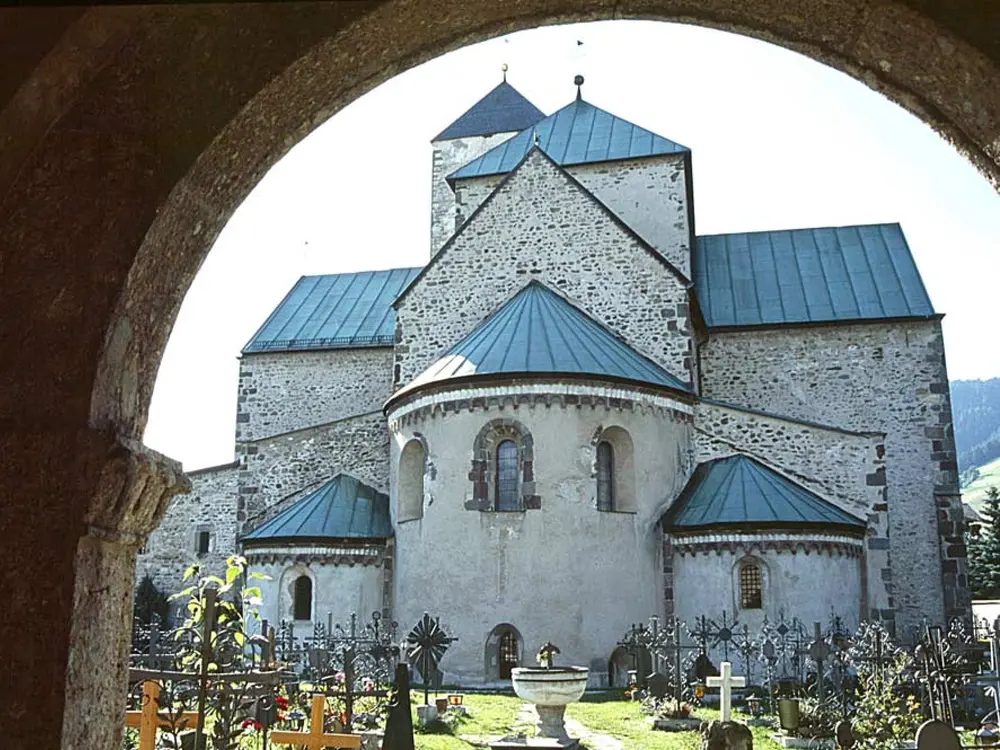 Rückansicht der Stiftskirche Innichen mit dem Friedhof